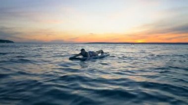Yüzme sürecinin bir paddleboard üzerinde yatarken çekici bir bayan. Özgürlük kavramı.