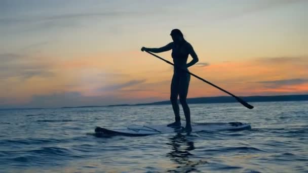 Αθλητική κυρία στο ηλιοβασίλεμα. Καλοκαιρινές διακοπές ταξίδια έννοια. — Αρχείο Βίντεο