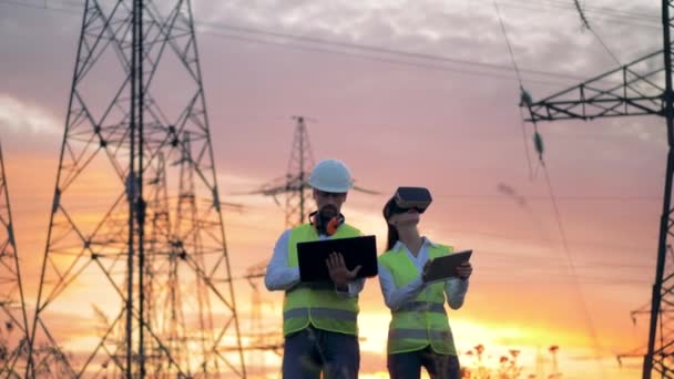 Tecnologías 3D VR en la industria. Ingenieros trabajando con gafas de realidad virtual en una línea eléctrica . — Vídeos de Stock