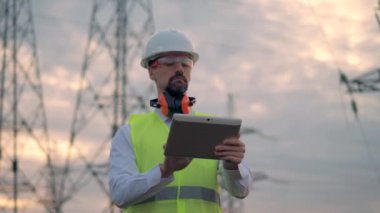 Bir tablet ile çalışan mühendis.