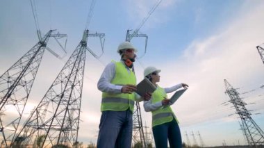 Elektrikçiler bir tablet ile çalışır. Ekip çalışması kavramı.