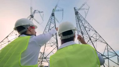 Üniformalı mühendisleri elektrik hatları, alt görünümü bak.