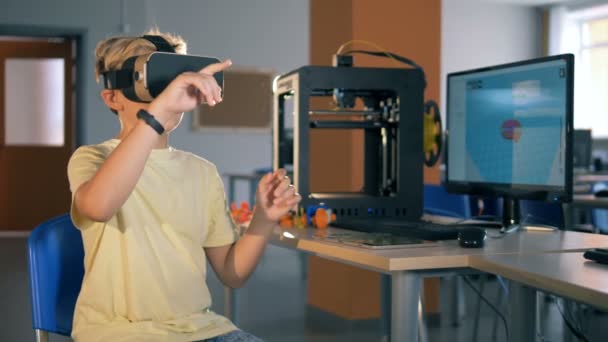 A boy is sitting in virtual reality glasses. Futuristic education concept. — Stock Video