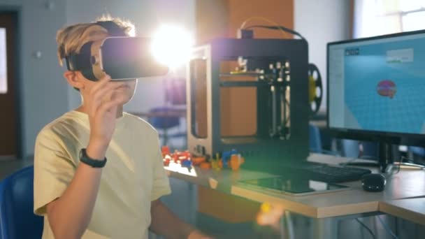 Інноваційні технології в освіті. Шкільний хлопчик грає практично в 3D окулярах . — стокове відео