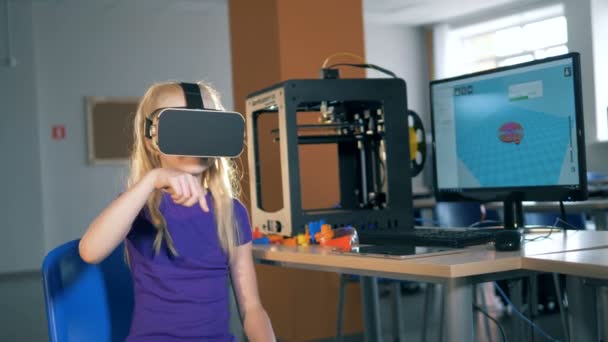 Virtual reality-glasögon bärs av en tjej medan du spelar — Stockvideo