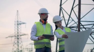 Professioanl elektrik iş yerinde bir güç hattı yakın çekim.