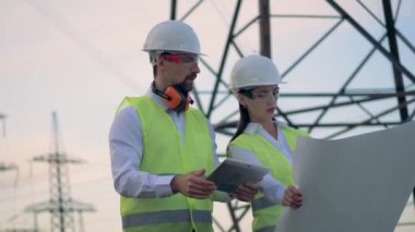 Elektrikçi çalışır yakınındaki güç hatları, yakın çekim.