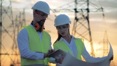 Profesyonel elektrik iletim hatları, yakın yakın çekim.