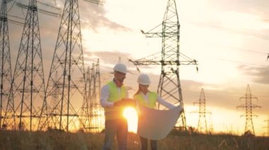 Kadın ve adam düzeni ile bir gün batımı arka plan üzerinde çalışmak.