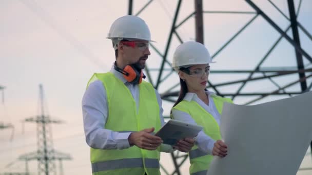 Elektricien werken in de buurt van hoogspanningslijnen, close-up. — Stockvideo