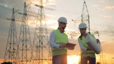 Elektrik işçileri bir plan kağıda bak, yakın çekim.