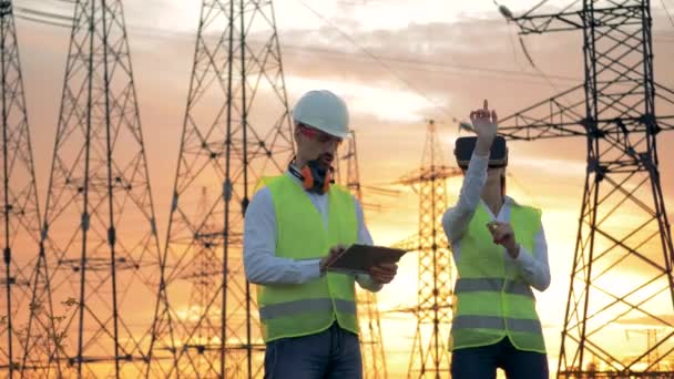 Los electricistas trabajan con gafas 3D VR. 4K . — Vídeo de stock