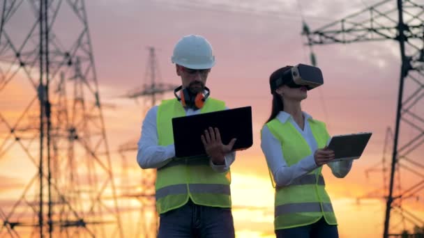 Ingenieure arbeiten mit Augmented Reality mittels 3D-Virtual-Reality-Brille. — Stockvideo