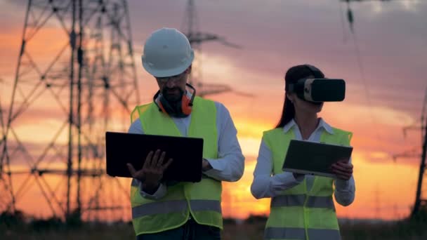 Dva elektrikáři pomocí moderní 3d virtuální realita brýle pro inženýrství v rozšířené realitě. — Stock video