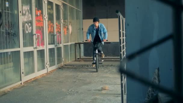 BMX трюки виконання підлітка в покинутій будівлі — стокове відео