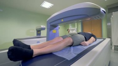Tomografi makine bir hasta üzerinde çalışır. MRI, Ct, Pet scanner çalışma.
