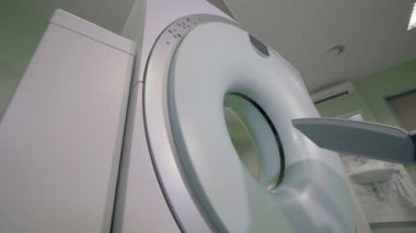 Modern tomografi makine boş bir odada çalışır. CT tarayıcı. Radyoloji donanımları.