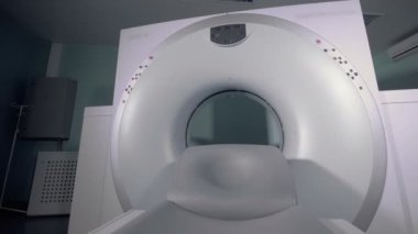 Tomografik bir makine ile Oda boş, yakın çekim. MRI tarama donanımları.