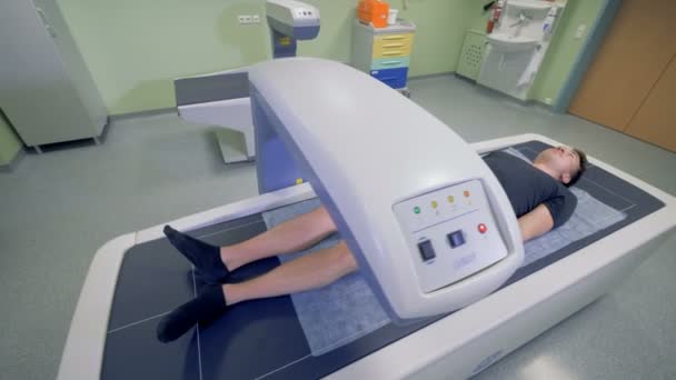 RM, TAC, PET scanner funzionante. Scansione tomografica in ospedale, da vicino . — Video Stock
