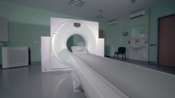 Λευκό σύγχρονη τομογραφία μηχανή σε μια κλινική. — Αρχείο Βίντεο