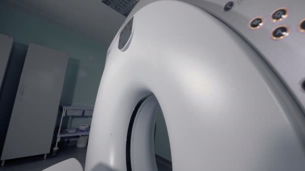 Macchina di scansione con pulsanti. Apparecchiature di scansione MRI . — Video Stock