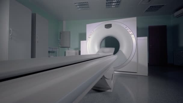 Moderne tomographische Geräte. ein leerer mri, ct, pet scanner. — Stockvideo