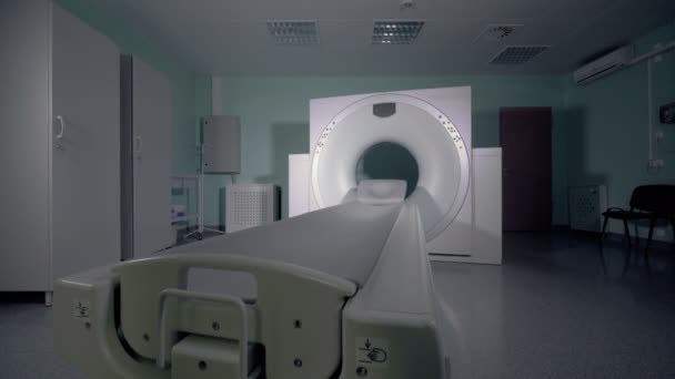 Ressonância magnética vazia, tomografia computadorizada, PET em um hospital moderno . — Vídeo de Stock