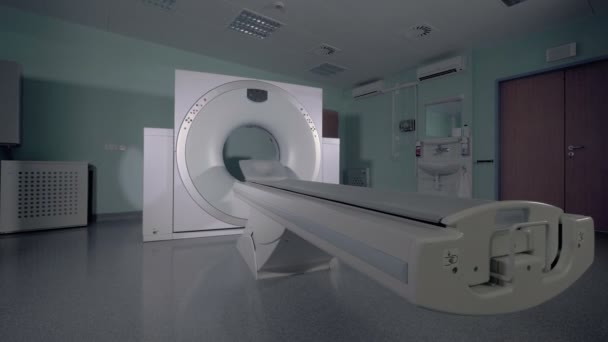 Больничная палата с томографом. Пустой МРТ, КТ, ПЭТ сканер. — стоковое видео