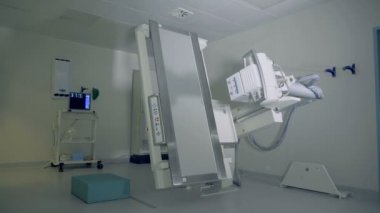 Modern fluorography makine. Tıbbi bir yatak bir odada döner, yakın çekim.