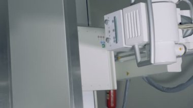 Boş bir oda fluorography tarayıcıya döner, yakın çekim.