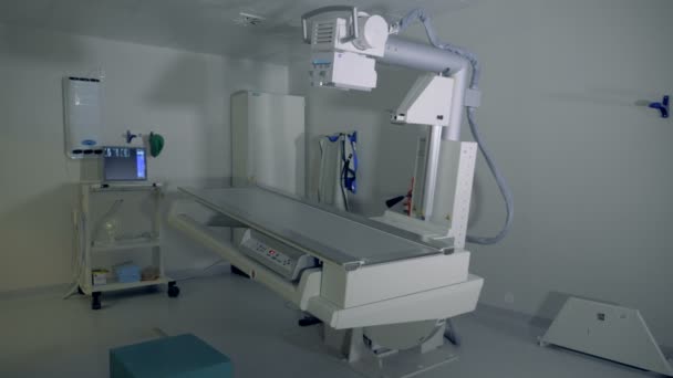 Современное флюорографическое устройство в клинической комнате . — стоковое видео