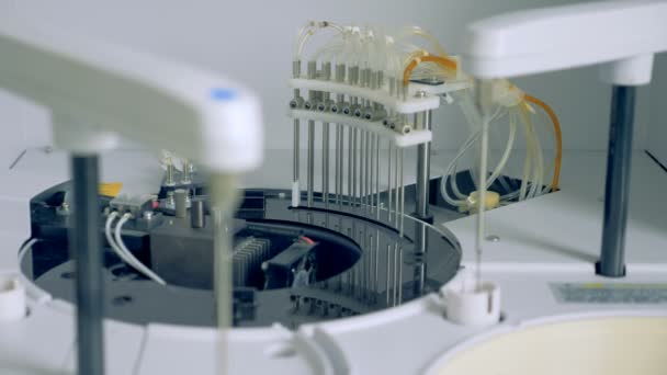 Medical centrifuge works at a hospital with samples. — Stock Video