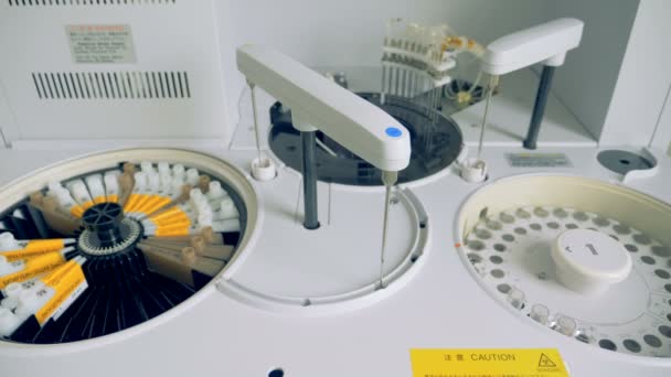 Moderna centrifug i ett laboratorium, närbild. Automatiserad centrifug kontroller prover i en speciell trumma. — Stockvideo