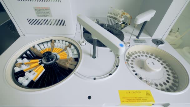 Uma centrifugadora médica com duas seções, de perto . — Vídeo de Stock