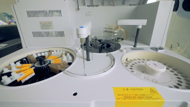 Equipamento de trabalho em uma sala de laboratório, de perto. Uma centrifugadora branca trabalha com amostras de sangue em uma clínica . — Vídeo de Stock