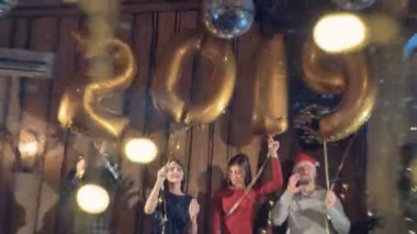 2019 yeni yıl partisi. Slowmotion vurdu: Kurumsal yeni yıl partisi sırasında dans mutlu ofis çalışanları.