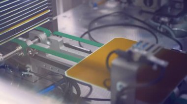 Konveyör bant tek tek hareketli güneş pilleri. Yenilenebilir enerji kavramı.