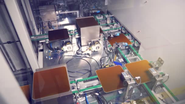 Werkende transportband met zonnemodule platen. Hernieuwbare energieconcept. — Stockvideo