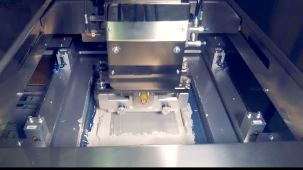 Industriële machine toevoegen thermische plakken op een computeronderdeel. — Stockvideo