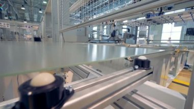 Modern otomatik üretim kavramı - güneş panelleri üreten fabrika.