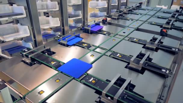 Filmación de un mecanismo de fábrica de trabajo de distribución de células solares - Concepto de tecnología de innovación . — Vídeos de Stock
