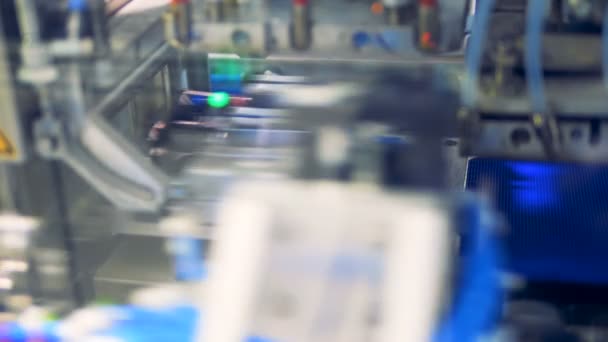 Producción de módulos solares. Las células solares están siendo cortadas y pegadas con una capa azul por una máquina de prensado . — Vídeos de Stock