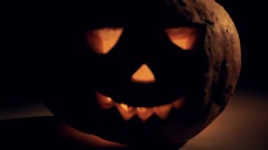 Jack-o-lantern karanlıkta parlıyor