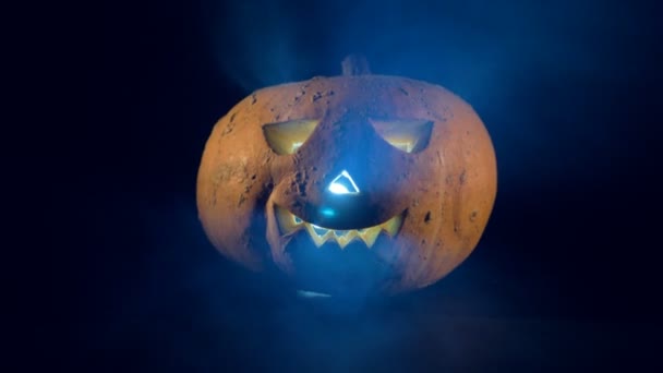 Halloween jack-o-lantern som en part dekoration — Stockvideo