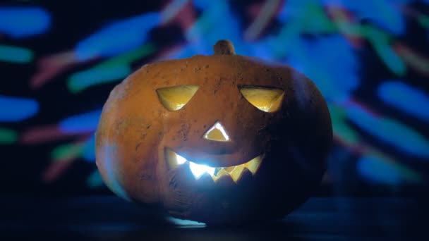 Abóbora de Halloween em um fundo de luzes, close-up . — Vídeo de Stock