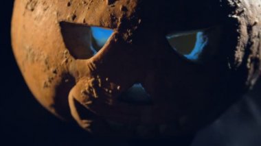 Bir tablo üzerinde yanan kabak kapatın. Renkli ışıklar stand bir tablo içinde bir kabak.