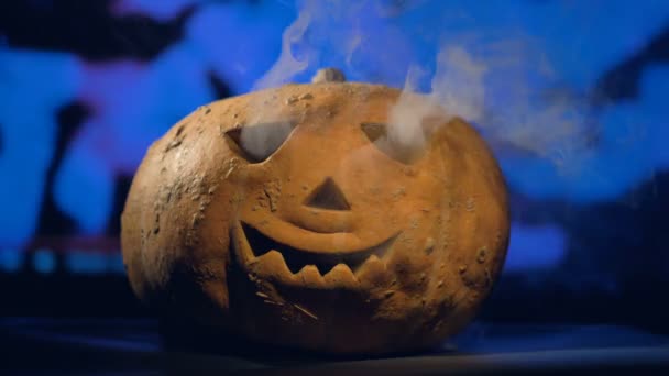 Calabaza decorada con mucho humo, de cerca . — Vídeo de stock