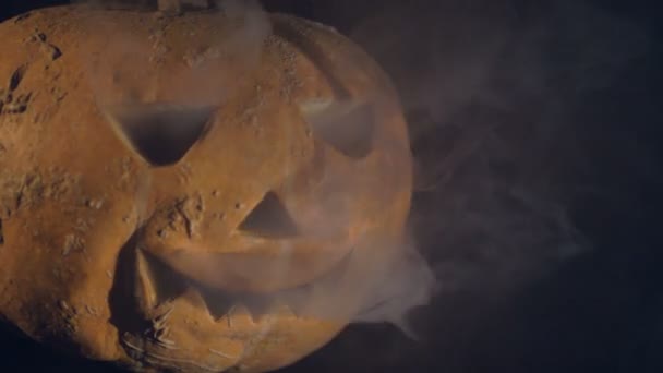 Uma abóbora esculpida para o Halloween, de perto . — Vídeo de Stock
