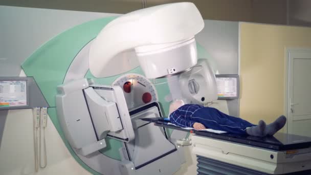 Un paciente está pasando por un procedimiento radiológico. Concepto de tecnología médica . — Vídeo de stock