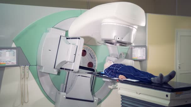 Radiologiczne sesji odbywa się na pacjenta — Wideo stockowe